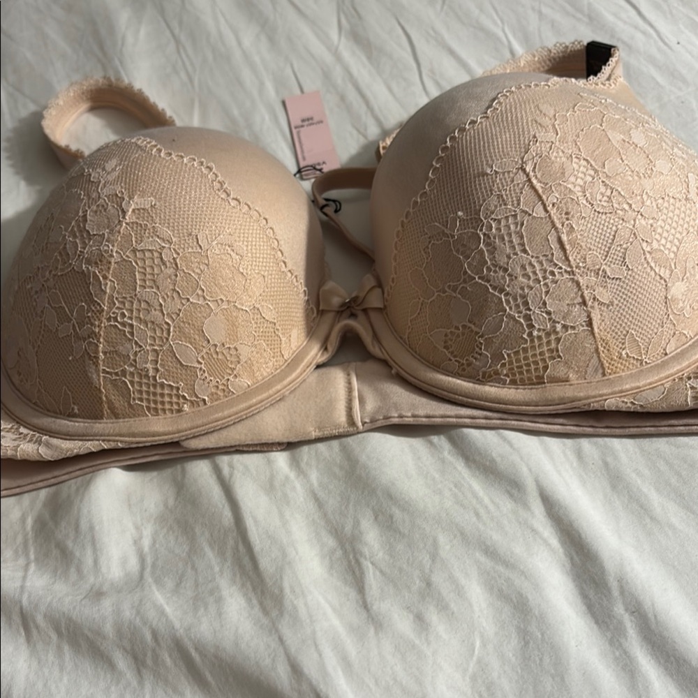 Victoria's Secret Cream Lace Bra with Underwire Support